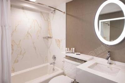 Beverly Hills MarriottGuest Bathroom - Bathtub & Shower
